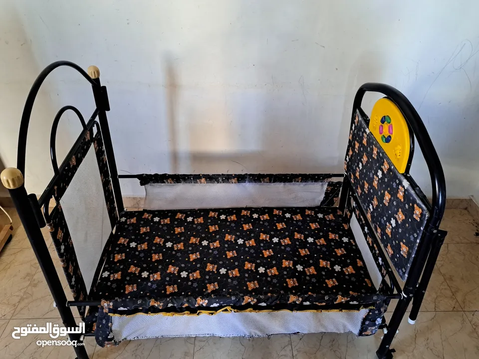 سرير طفل ب15دينار مع مقعد تغيير مع موسيقى