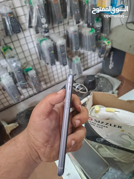 ‏iPhone 11  بطارية 77 بتجنن تقعد يوم تقريبا  مطلوب فيه 135 في شعر بلشاشه