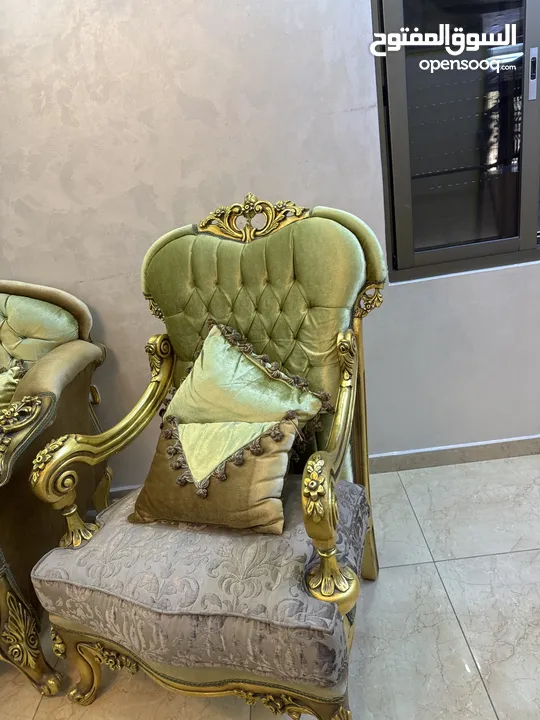 كنب مصري دمياطي مريح جدًا محفر لون اخضر و بيج محفر ذهبي عدد 7مقاعد + طاولة