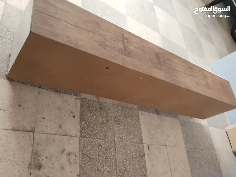 طاولة تلفزيون مع رفوف مستعمل للبيع بحالة جديدة في حي خزانة