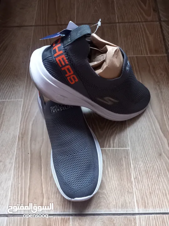 حذاء سهل الارتداء ماركة سكيتشر فيتنامي الصنع أصلي  قياس 42 لون سكني  go run للبيع skechers go runk