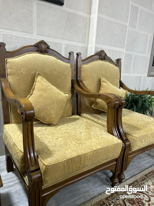 طقم كنب مع سفرة للبيع