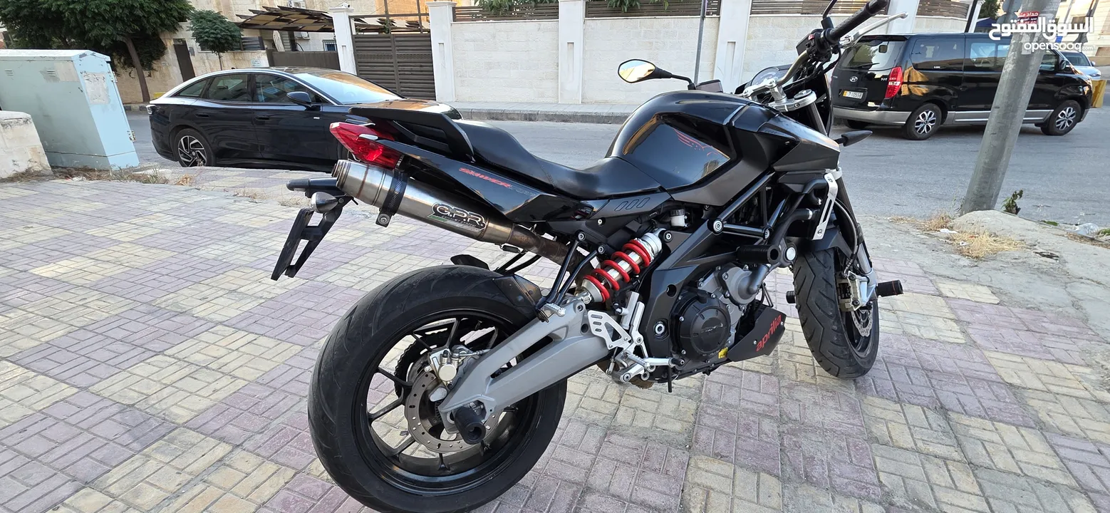 دراجة ابريليا 750 cc بحالة ممتازة 2016 ماشية 24000 فقط مالك ثاني صيانة دورية في الشركة 3200 دينار