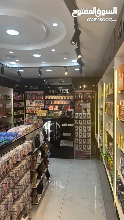 فرصه استثمارية ممتازه محل كوزمتكس مع البضاعه و الديكور