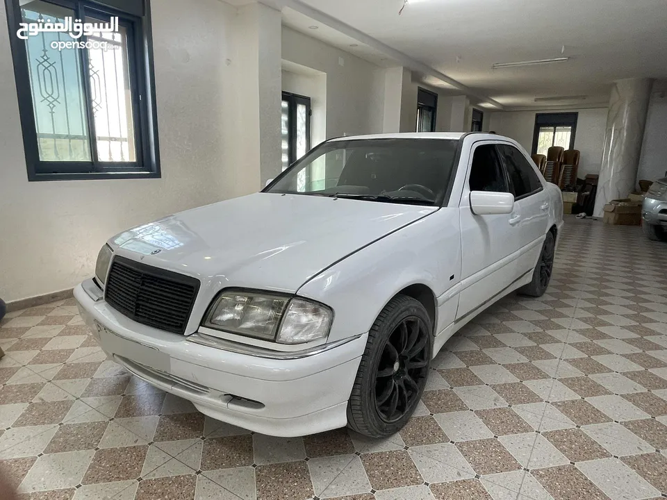 مرسيدس شبابية W202 / C220 1996 سيارة مصروفها ؟؟ — ممتاز جدا  / لون ابيض سادة