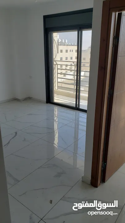شقة غرفتين غير مفروشة