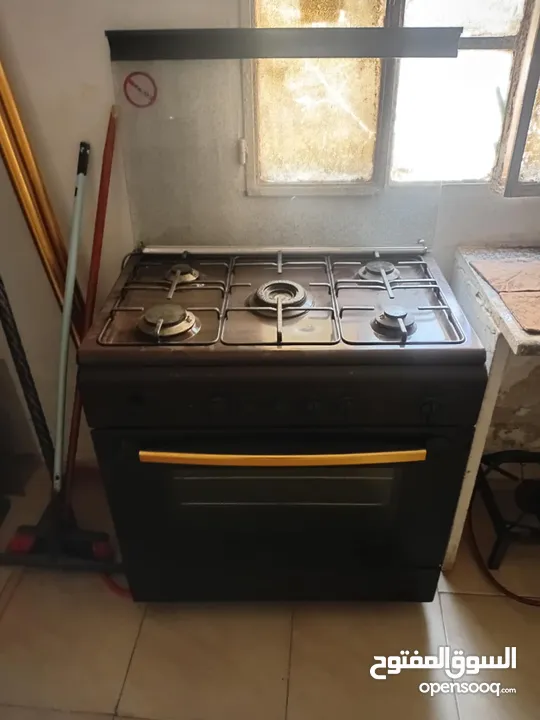 غاز خمس عيون  نظيف  شغال فرن فوق وتحت