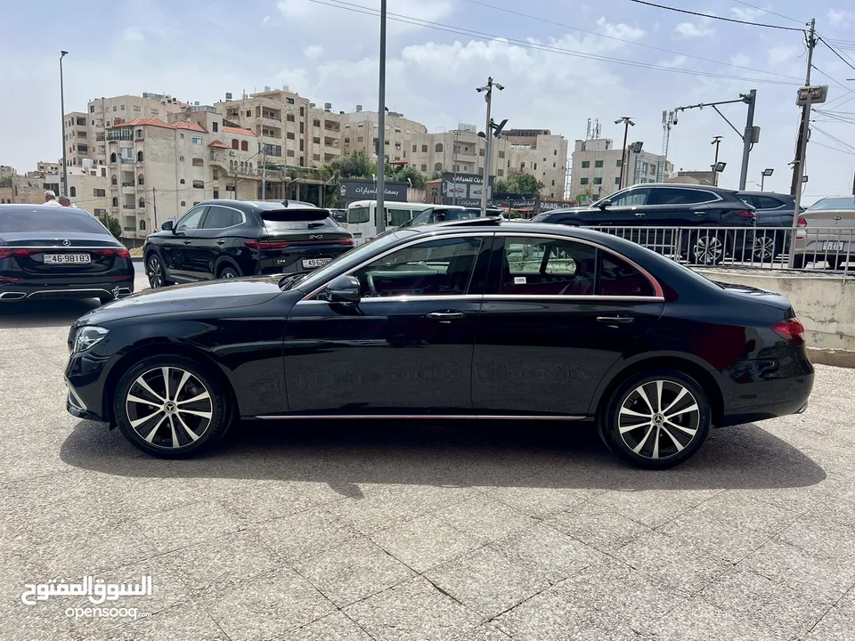 مرسيدس E200 Luxury اسود 2023 فتحة قاطعة مسافة 9 الف كيلومتر فقط وارد المانيا مميزة بحالة الزيرو