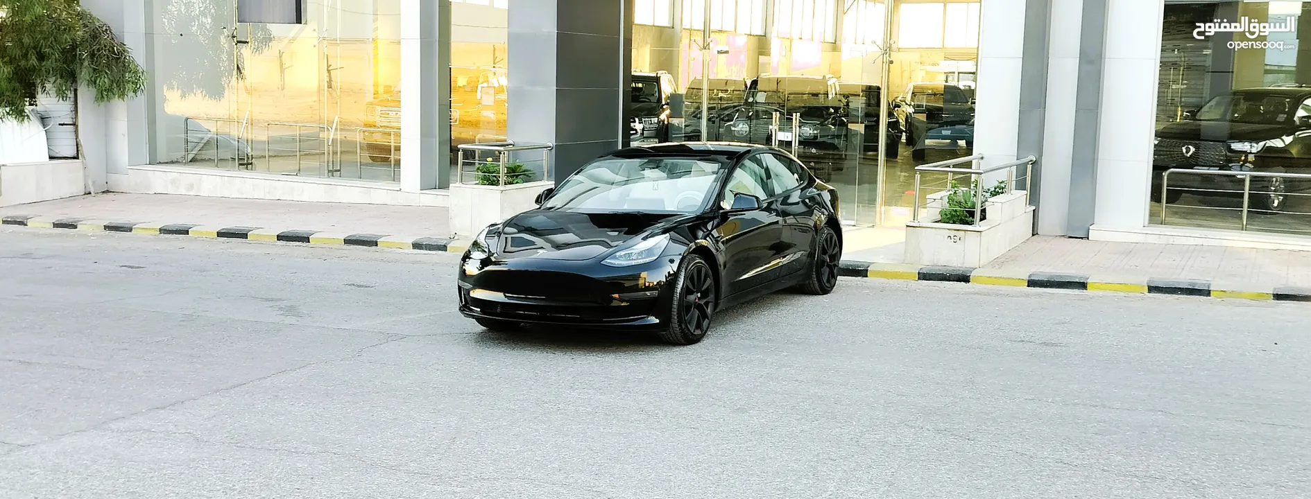تيسلا 2023 model 3 فحص كامل اوتوسكور لون اسود ملوكي داخلي ابيض بحالة الوكالة للبيع بسعر لقطة ومحرووق