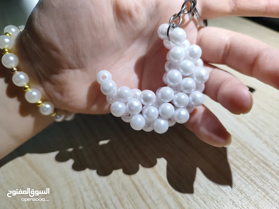 ميداليات واساور وتوزيعات أعراس وحقائب من الخرز