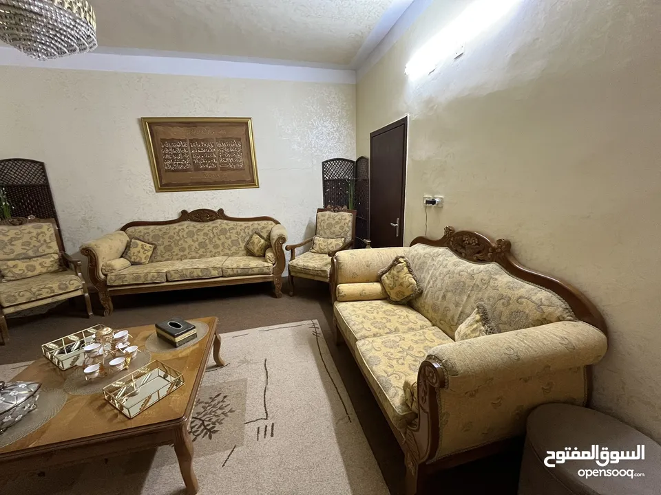 طقم كنب ضيافة تفصيل خشب ممتاز – بحالة ممتازة