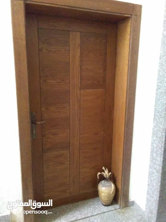 باب شقة ممتاز خشب ثقيل