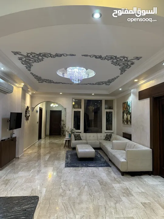 فيلا للإيجار/ للبيع بإطلالة جميلة جدا Villa for rent/sale with beautiful views and amenities!