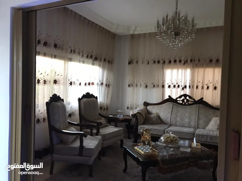 عمارة من 3 شقق مساحة 320 م وارض فارغة ياجوز منطقة الرشيد حي جعفر قرب اخر موقف للباصات