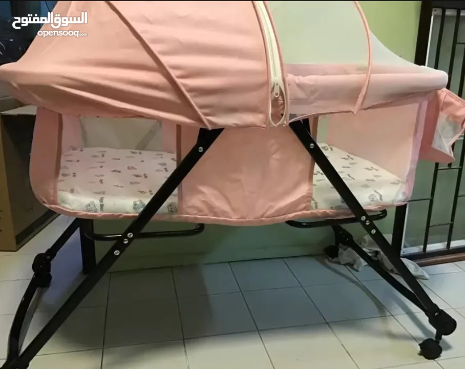 سرير أطفال مميز وعصري  تصميم ثابت وآمن مع عجلات لسهولة التحريك والتثبيت الوانه :أزرق، زهري، سكني