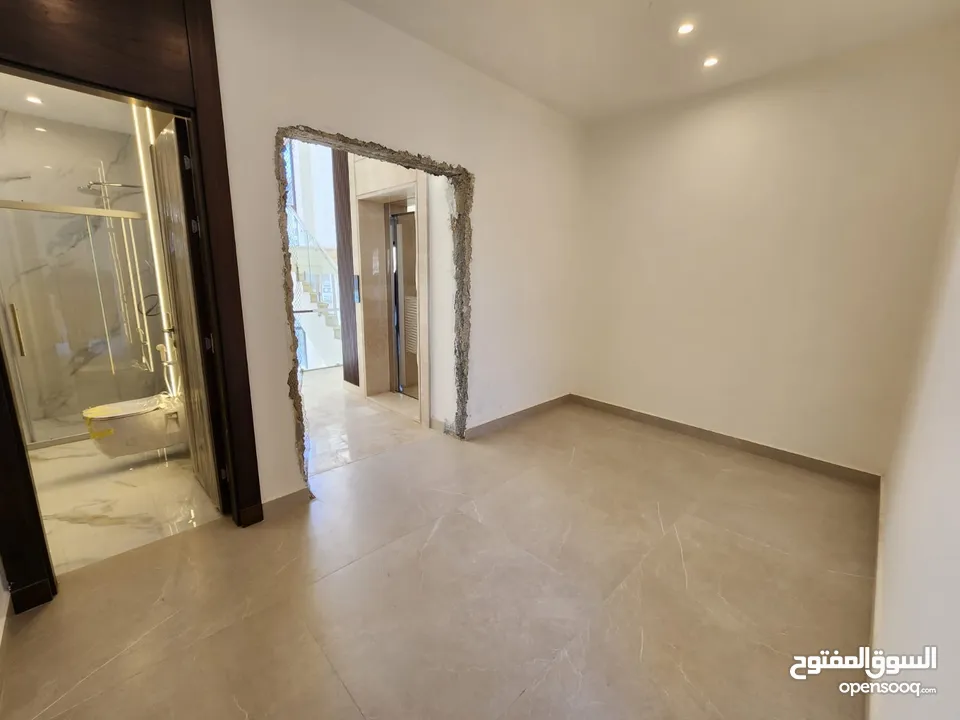 روف فاخر للبيع في عبدون ref : 14387
