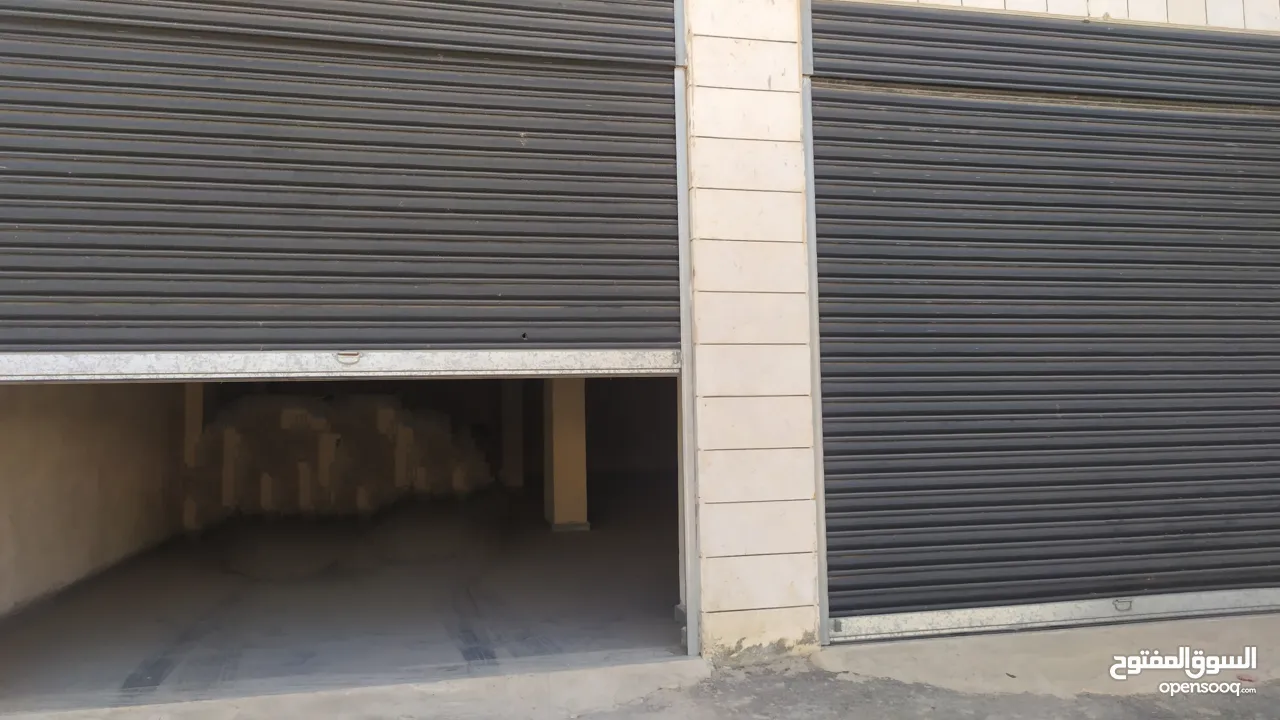 مخازن للايجار بالقرب من دوار عزموط على الشارع الرئيسي  مساحة 140 متر مربع