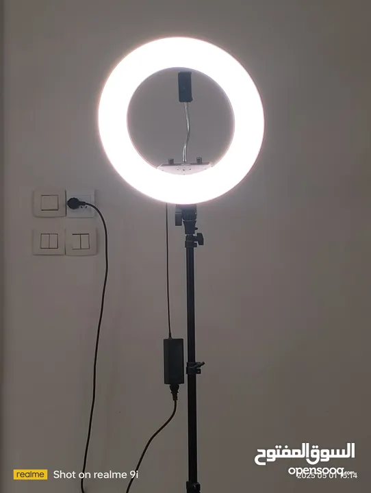 إضاءة LED حلقية إضاءة دائرية (رينق لايت) مع حامل جوال ، متعددة الإضاءات - حجم كبير