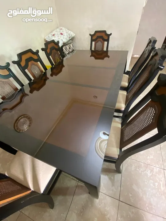 طاولة سفرة مستعملة بحالة جيدة