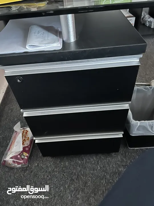 اثاث مكتب فاخر استعمال بسيط جدا - شبه جديد بسبب السفر