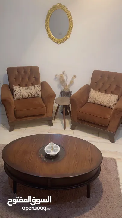 صالون كامل طقم امريكي وطاولات خشب وقطعة سجاد مع ثريا خشب