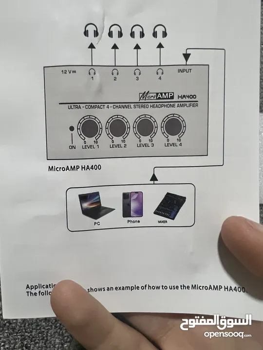 الجهاز  "Behringer MicroAmp HA400". مضخم سماعات رأس ستيريو صغير الحجم بأربع قنوات.