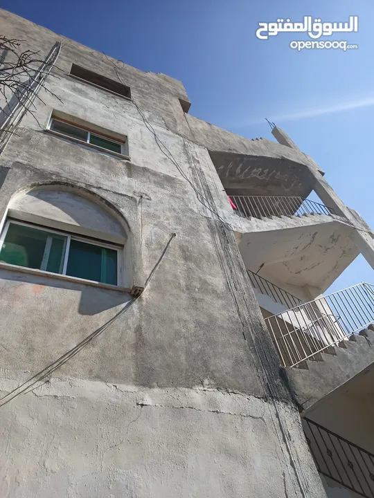 عماره مميزه في حي مميز بسعر جيد مناسبه لعائله مدخل مستقل قوشان مفروز اربع طوابق كل طابق مسطح 155 متر