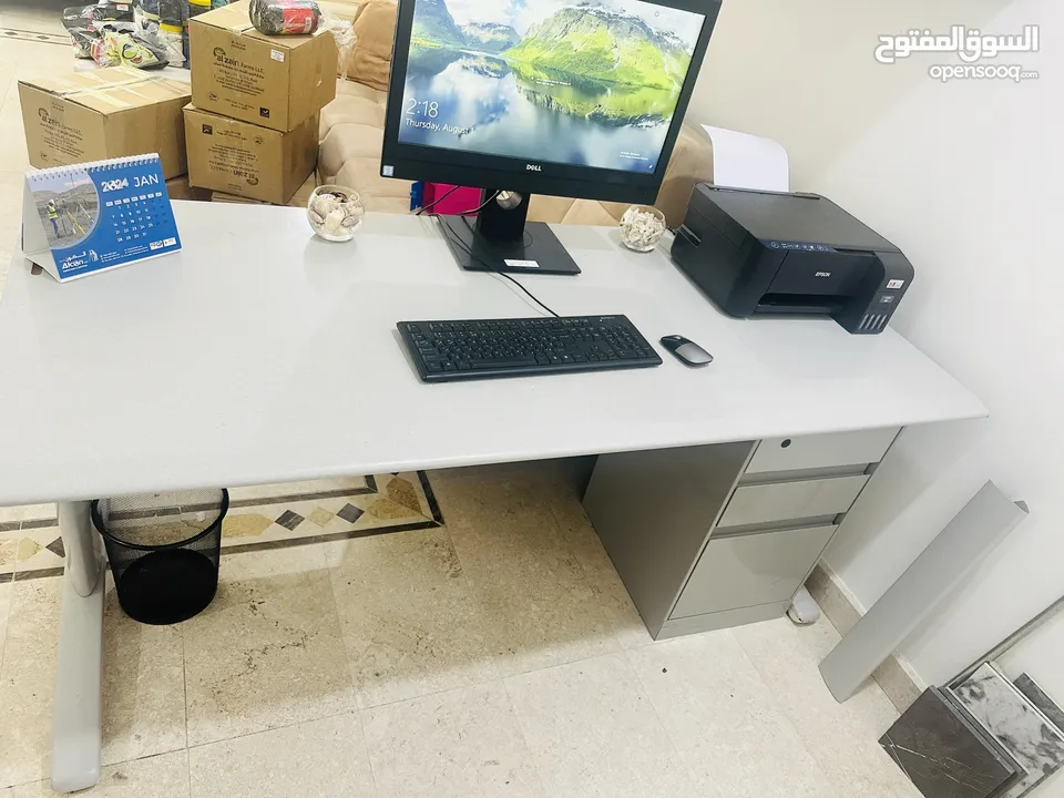 Office desk طاولة المكتب