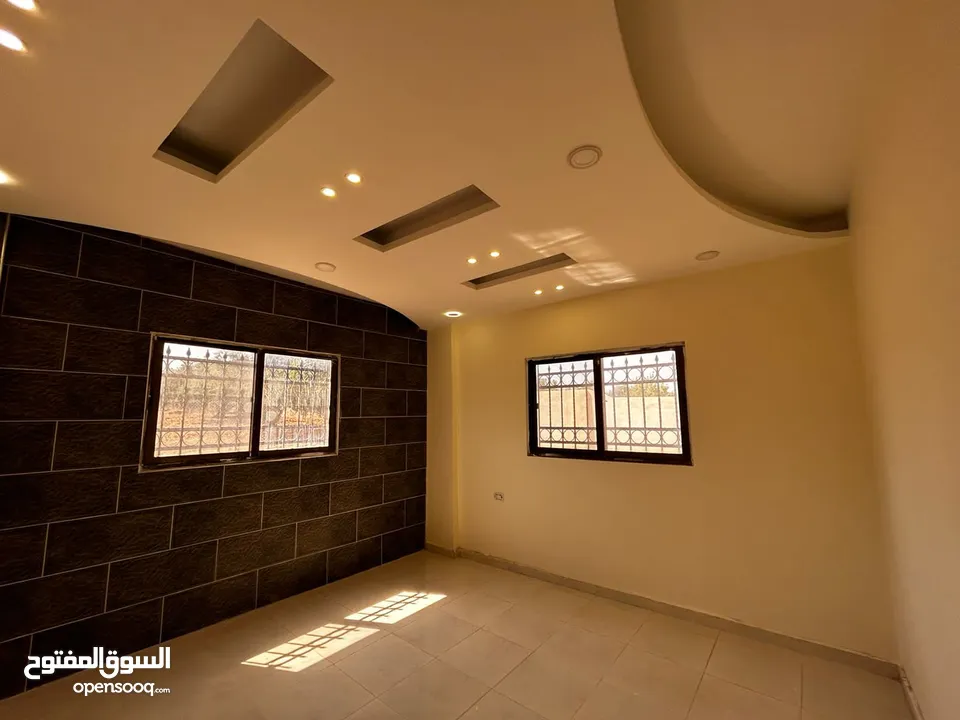 مزرعة 8 دونمات وبناء حجر فاخر 162 متر عمر البناء 5 سنوات