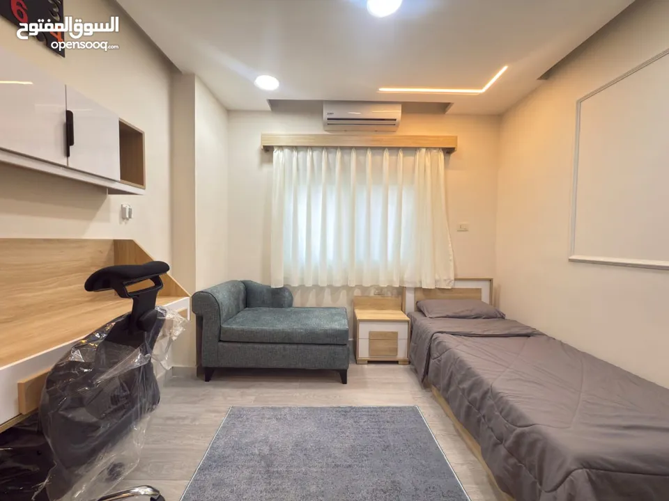 26 استديو للبيع عند الجامعة الاردنية تشطيب جديد حمام و مطبخ لكل استديو عائد استثماري مميز جدا و مميز