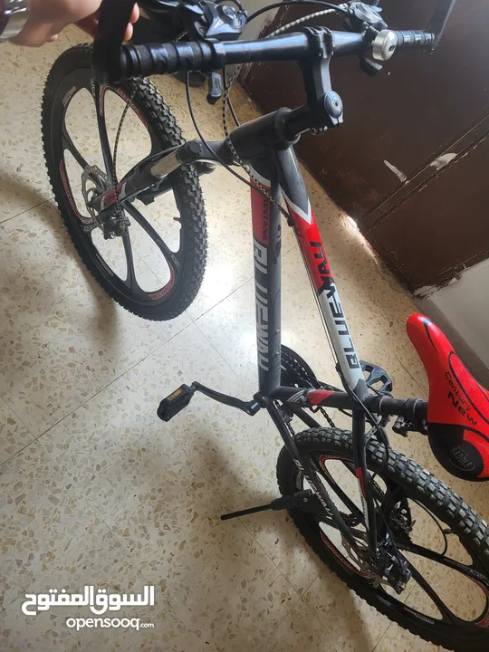 بسكليت (دراجه هوائيه) جنط 26 جبلي استعمال خفيف جدا مع هديه سكيت بورد صغير غير مستعمل ابدا