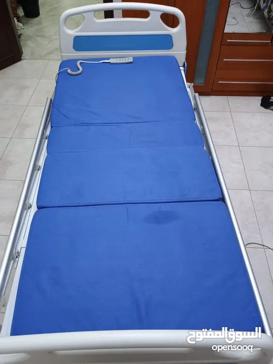 سرير طبي للبيع مستعمل بحالة جيدة
