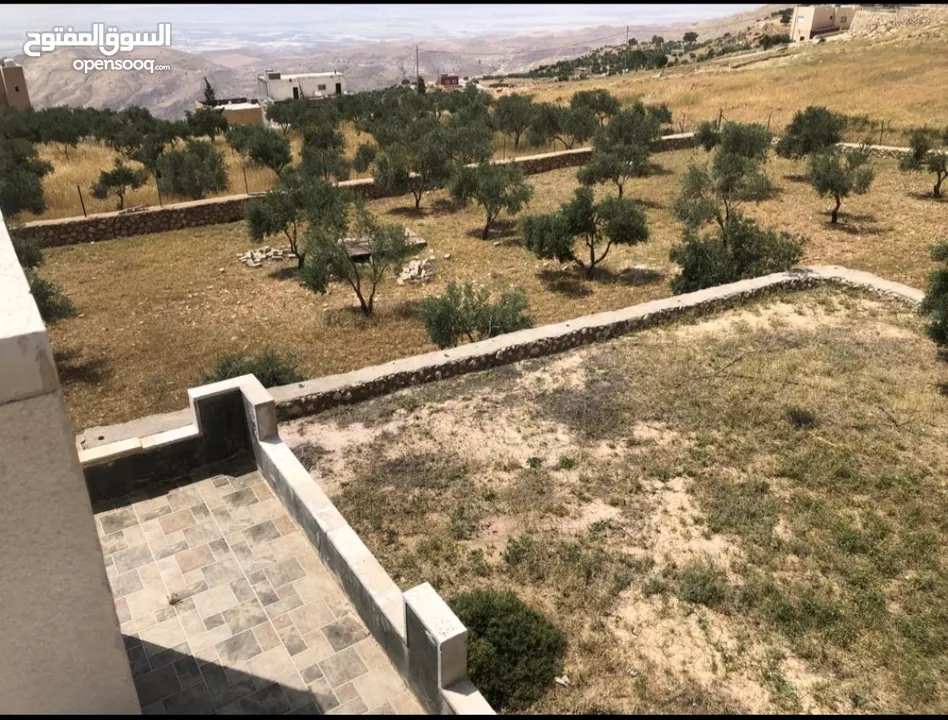 مزرعه للبيع في السلط مساحة الأرض 4218م مساحة البناء 450م