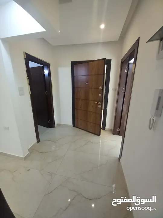 شقة فاخرة مع روف فاخر للبيع بسعر مغري