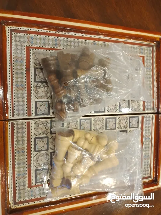 طاولة شطرنج مع الزهر (لا يوجد قطع زهر)