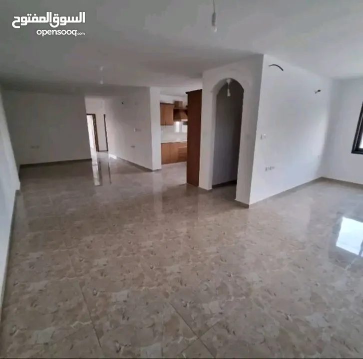 شقة مع مطبخ وساعة ماء وكهرباء قرب عسل وبصل