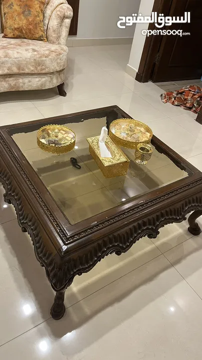 طقم كنب مستعمل بحال جديد مع طاولات