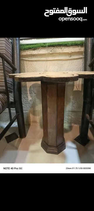 طاولة خشب متين