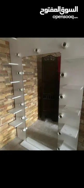 مراية مع ارفف واضاءة تستخدم في غرف البنات والصبايا