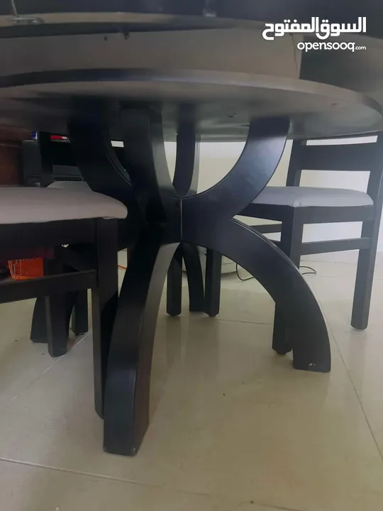 طاولة سفرة مع اربع كراسي