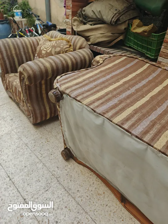 كنب كلاسيك للبيع من اربع قطع مناسب لصالون ومناسب غرفة جلوس ومناسب لغرفه ضيوف خشب اوزان ابيض