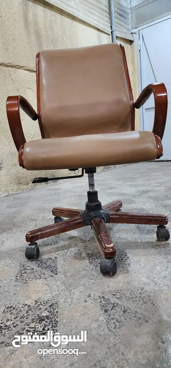 كرسي دوار خشب صاج مع جلد ايطالي اصلي