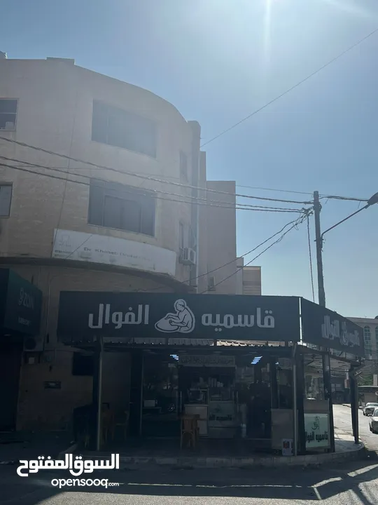 مجمع تجاري في وسط إربد عبارة عن محلات وشقق مع تسوية