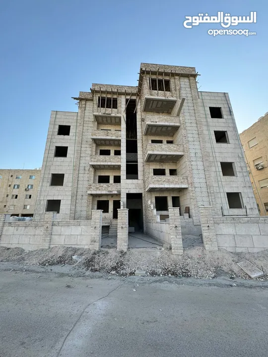 شقة طابق رابع مع روف للبيع في اربد مجمع عمان الجديد بمساحة185