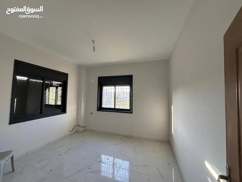 شقة جديدة مميزة في الخليل طريق واد الهرية بمساحة 165 متر جاهزة للسكن البيع من المالك مباشرة