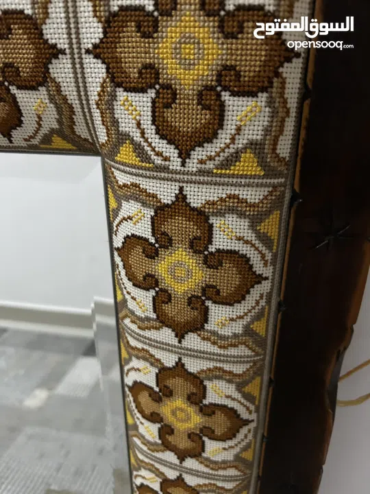 مرايا وعلاقة تطريز يدوي .. شغل يدوي متقن مع اطار خشب