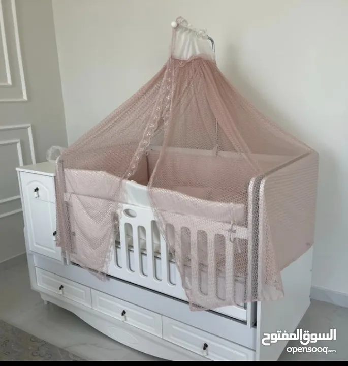 سرير أطفال حجم كبير يناسب حتى للتوأم مستخدم فترة بسيطة فقط 4 أشهر مع ناموسية وفراش متكامل وسرسر طبي