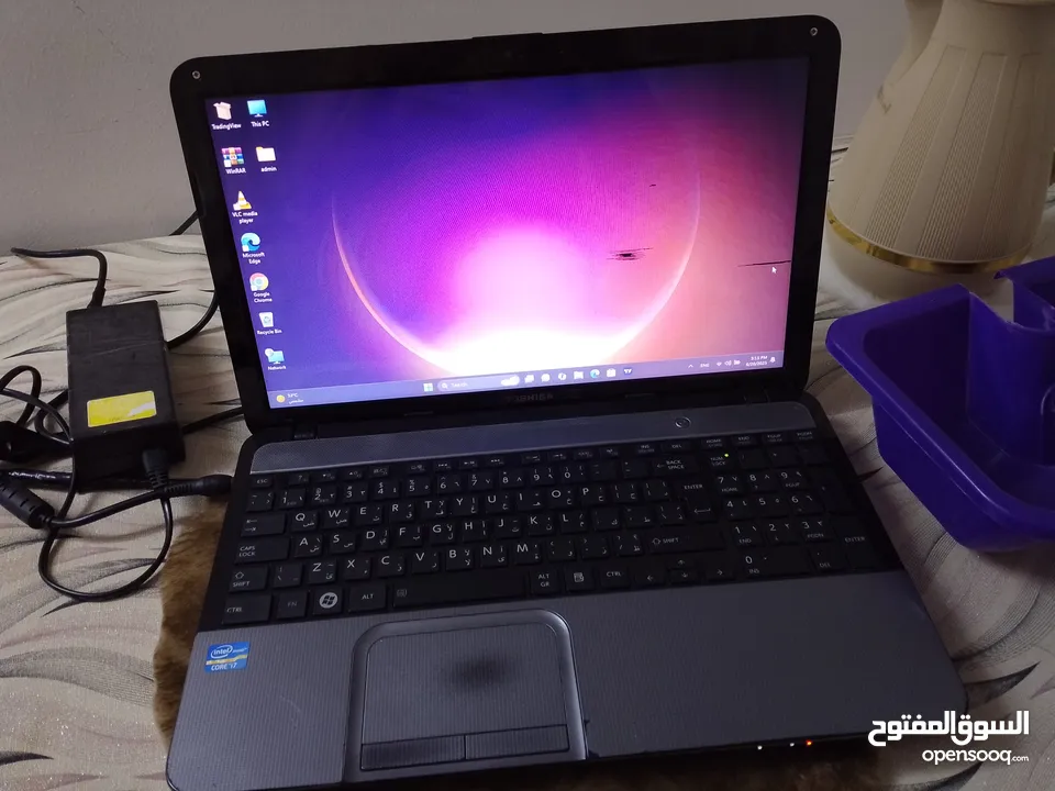 لابتوب مستعمل يوجد سخط صغير بشاشه