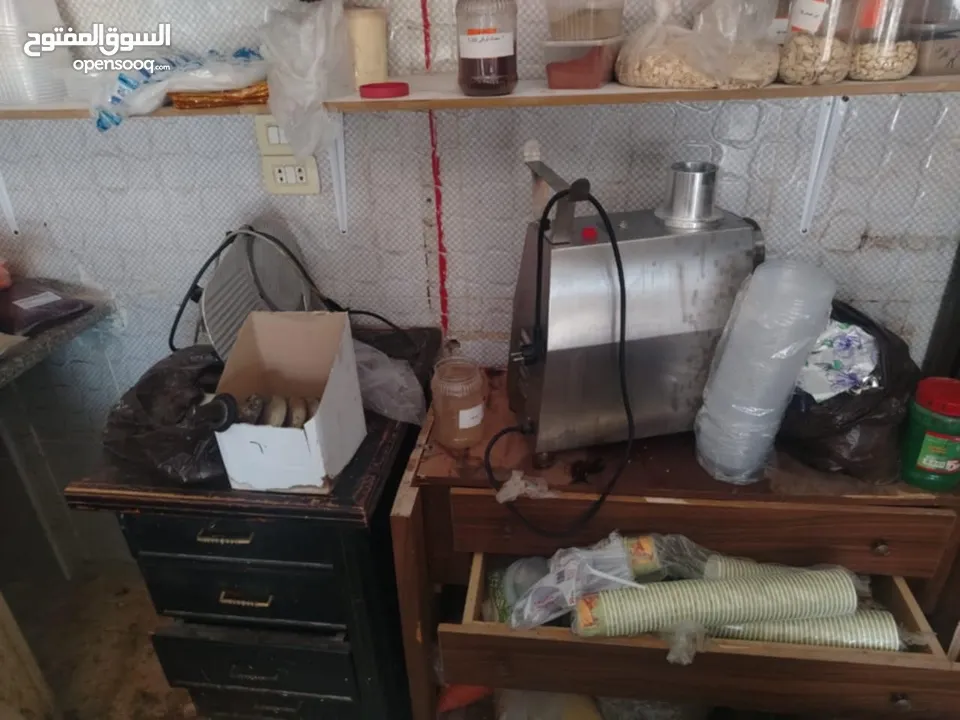 ثلاجة عرض ثلاجة دلي فريزر عدد2 ماكينات فرم لحمه عدد 2 وميزان