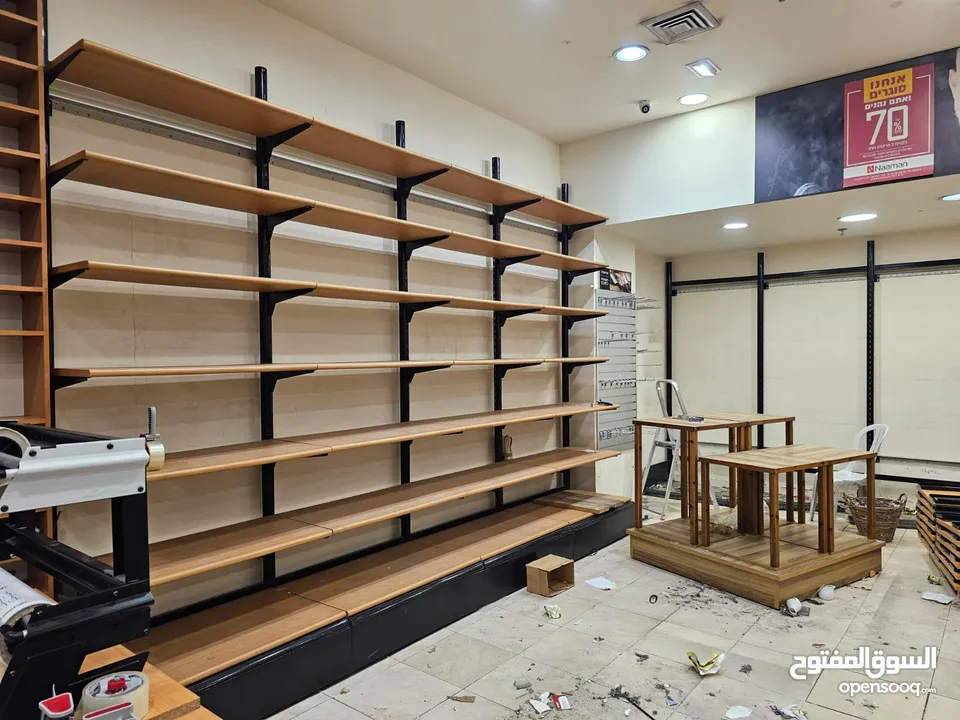 رفوف خشب استعمال شهر بحالة جيدة مع الاعمدة